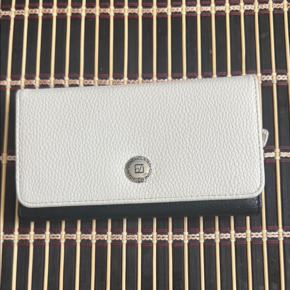 Stone Mountain 
Elegant White and Black wallet